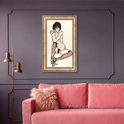 «Сидящая обнаженная 2» в интерьере гостиной с розовым диваном