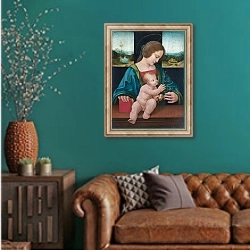 «Дева Мария и младенец 6» в интерьере гостиной с зеленой стеной над диваном