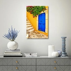 «Греция. Санторини. Дверь и цветы» в интерьере современной гостиной с голубыми деталями