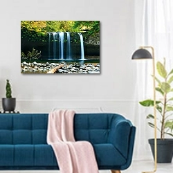 «Камни на берегу водопада» в интерьере современной гостиной над синим диваном