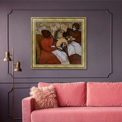 «The Milliners» в интерьере гостиной с розовым диваном