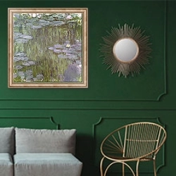 «Nympheas at Giverny, 1918» в интерьере классической гостиной с зеленой стеной над диваном