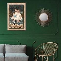 «Две сестры 3» в интерьере классической гостиной с зеленой стеной над диваном