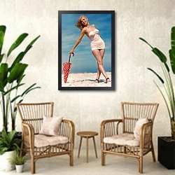 «Monroe, Marilyn 37» в интерьере комнаты в стиле ретро с плетеными креслами