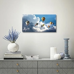 «Воздушные шары над облаками» в интерьере современной гостиной с голубыми деталями