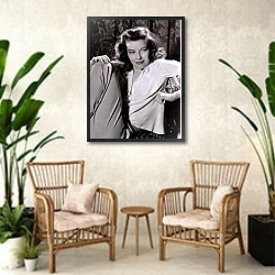 «Hepburn, Katharine 13» в интерьере комнаты в стиле ретро с плетеными креслами