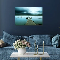 «Шторм над озером» в интерьере современной гостиной в синем цвете