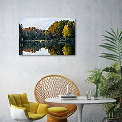 «Россия. Осеннее озеро с отражениями» в интерьере современной гостиной с желтым креслом