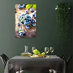 «Спелые и сочные ягоды голубики в деревянной ложке» в интерьере столовой в зеленых тонах