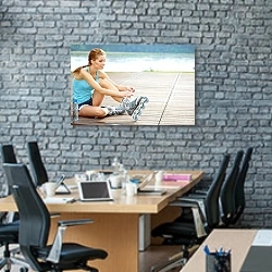 «Девушка на роликовых коньках 2» в интерьере современного офиса с черной кирпичной стеной