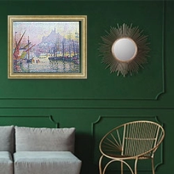 «Port de Marseille» в интерьере классической гостиной с зеленой стеной над диваном
