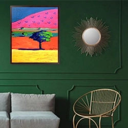 «Pink Hill» в интерьере классической гостиной с зеленой стеной над диваном