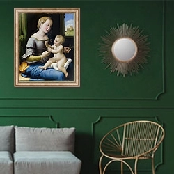 «La Madonna dei Garofani» в интерьере классической гостиной с зеленой стеной над диваном