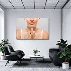 «Женщина, держащая контактную линзу» в интерьере холла офиса в светлых тонах