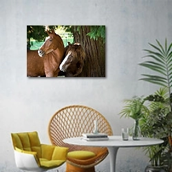 «Лошади» в интерьере современной гостиной с желтым креслом