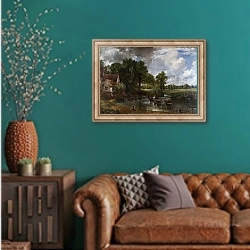«The Hay Wain» в интерьере гостиной с зеленой стеной над диваном