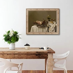 «Натюрморт с ветчиной» в интерьере кухни с деревянным столом