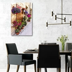 «Италия. Улочки с цветами» в интерьере современной столовой с черными креслами