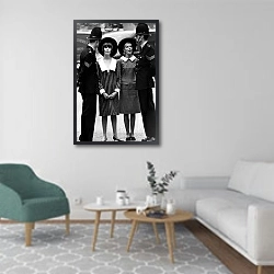 «История в черно-белых фото 950» в интерьере гостиной в скандинавском стиле с зеленым креслом