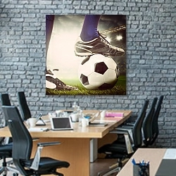 «Нога футболиста и мяч» в интерьере современного офиса с черной кирпичной стеной