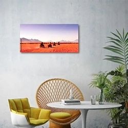 «Мотосафари по пустыне» в интерьере современной гостиной с желтым креслом