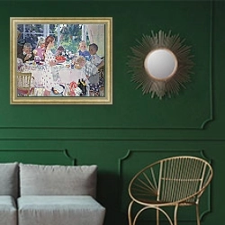 «The Birthday» в интерьере классической гостиной с зеленой стеной над диваном
