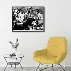 «История в черно-белых фото 883» в интерьере комнаты в скандинавском стиле с желтым креслом