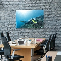 «Дайвер 2» в интерьере современного офиса с черной кирпичной стеной