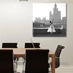 «Балерина танцует в центре Москвы утром» в интерьере конференц-зала над столом