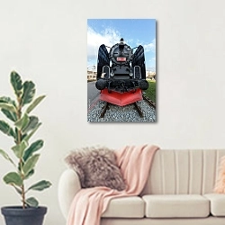 «Ретро-поезд» в интерьере современной светлой гостиной над диваном
