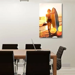 «Девушка - сёрфер» в интерьере конференц-зала над столом
