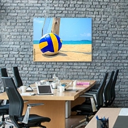 «Волейбольный мяч на песке» в интерьере современного офиса с черной кирпичной стеной