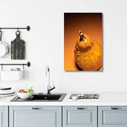«Тыква на желтом фоне» в интерьере кухни над мойкой