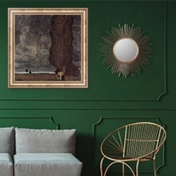 «Тополь-исполин, или Надвигающаяся гроза» в интерьере классической гостиной с зеленой стеной над диваном