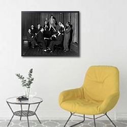 «История в черно-белых фото 204» в интерьере комнаты в скандинавском стиле с желтым креслом