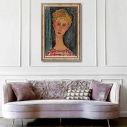 «Blonde Woman with Curly Hair; La blonde aux boucles d'oreille, c.1918-1919» в интерьере гостиной в классическом стиле над диваном