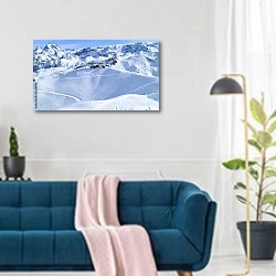 «Вид с альпийских вершин на склоны возле зимнего курорта Куршевель, Альпы, Франция» в интерьере современной гостиной над синим диваном