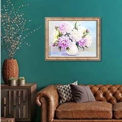 «Розовые цветы в белой вазе» в интерьере гостиной с зеленой стеной над диваном