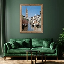 «Rio Di San Barnaba, Venice» в интерьере зеленой гостиной над диваном