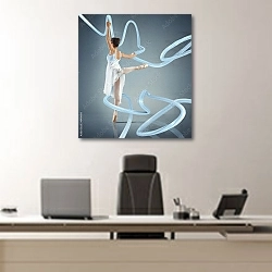 «Элегантная танцовщица» в интерьере кабинета директора над офисным креслом