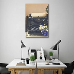 «Старая печатная машинка и букет полевых цветов» в интерьере современного офиса над столами работников