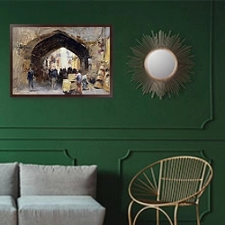 «Tehran Bazaar, 1994» в интерьере классической гостиной с зеленой стеной над диваном