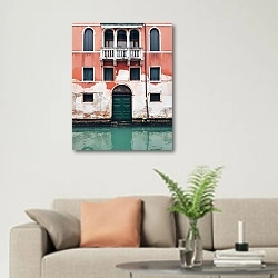 «Старое здание с балконом в Венеции» в интерьере современной светлой гостиной над диваном