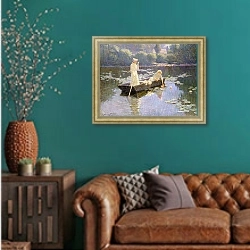 «Pond Lillies,» в интерьере гостиной с зеленой стеной над диваном