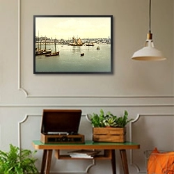 «Великобритания. Город Рамсгит, гавань» в интерьере комнаты в стиле ретро с проигрывателем виниловых пластинок