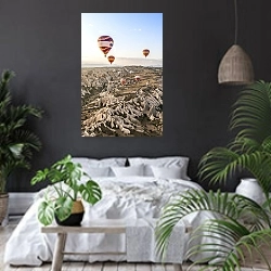 «Воздушные шары над горами, Гёреме, Турция» в интерьере современной спальни с черными стенами