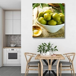 «Оливки и оливковое масло крупным планом» в интерьере кухни в светлых тонах над обеденным столом