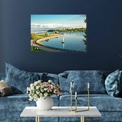 «Россия, Ярославль. Вид на набережную с яхтой» в интерьере современной гостиной в синем цвете