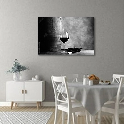 «Бокал вина и бочка, чёрно-белая фотография» в интерьере современной столовой