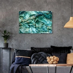 «Скала с синими и зелеными оттенками» в интерьере гостиной в стиле лофт в серых тонах